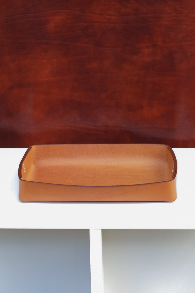valet tray leather. leather home decor, leather home valet, empty pocket, handmade in switzerland, handcrafted valet tray, leather object, leather home