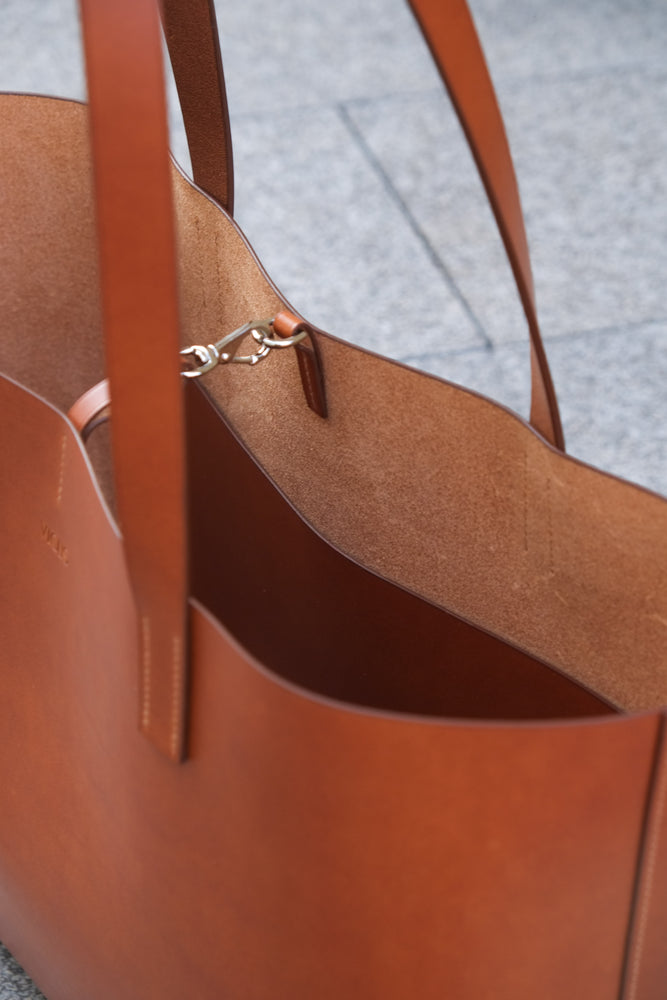 tote bag, shopper bag, leather bag, swiss leather bag, swissmade bag, frau taschen, leder taschen, handmade bag, handcrafted tote bag, shoulder bag made out of natural leather.