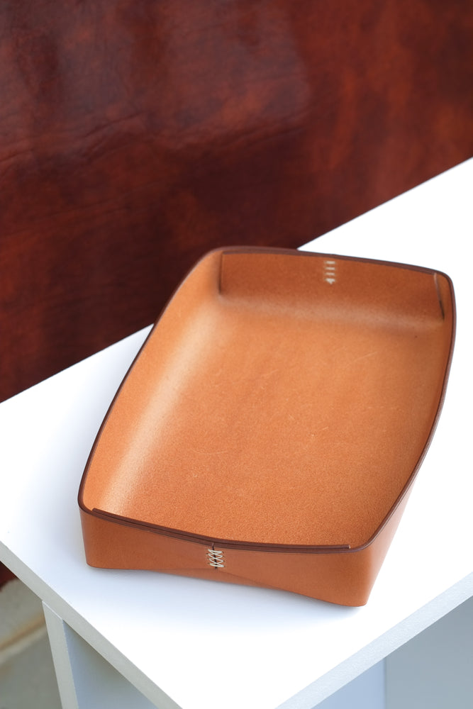 valet tray leather. leather home decor, leather home valet, empty pocket, handmade in switzerland, handcrafted valet tray, leather object, leather home