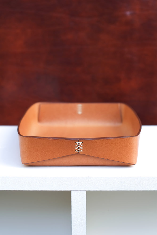 valet tray leather. leather home decor, leather home valet, empty pocket, handmade in switzerland, handcrafted valet tray, leather object, leather home