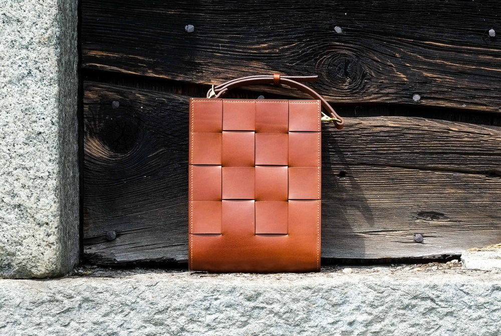 handmade leather bag, handcrafted leather bag, crossbody bag, damen taschen, taschen leder, leather shoulder bag, swissmade bag, swissmade leather backpack, made in switzerland bag, essential bag, small leather bag, trandy bag, fashion leather bag