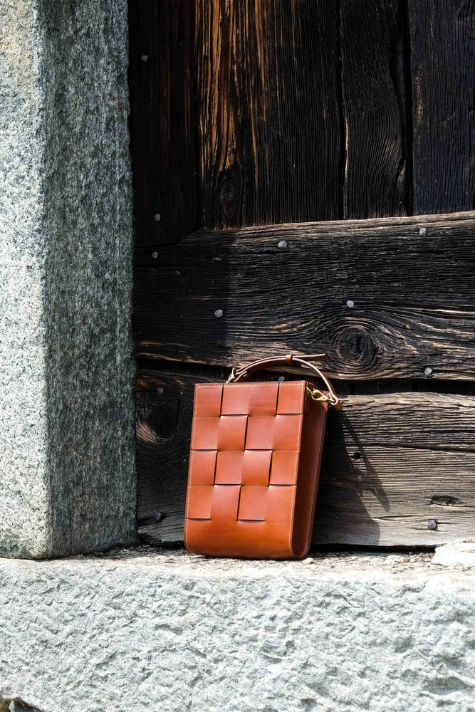 handmade leather bag, handcrafted leather bag, crossbody bag, damen taschen, taschen leder, leather shoulder bag, swissmade bag, swissmade leather backpack, made in switzerland bag, essential bag, small leather bag, trandy bag, fashion leather bag