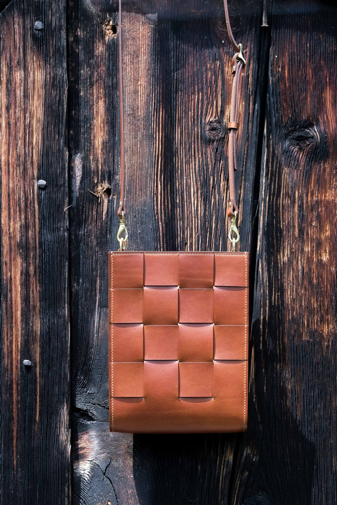 handmade leather bag, handcrafted leather bag, crossbody bag, damen taschen, taschen leder, leather shoulder bag, swissmade bag, swissmade leather backpack, made in switzerland bag, essential bag, small leather bag, trandy bag, fashion leather bag