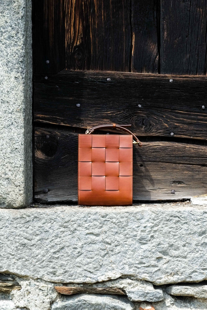 handmade leather bag, handcrafted leather bag, crossbody bag, damen taschen, taschen leder, leather shoulder bag, swissmade bag, swissmade leather backpack, made in switzerland bag, essential bag, small leather bag, trandy bag, fashion leather bag