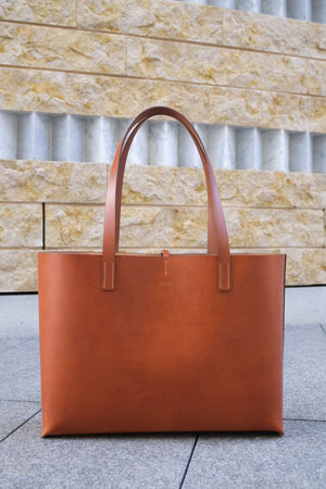 tote bag, shopper bag, leather bag, swiss leather bag, swissmade bag, frau taschen, leder taschen, handmade bag, handcrafted tote bag, shoulder bag made out of natural leather.