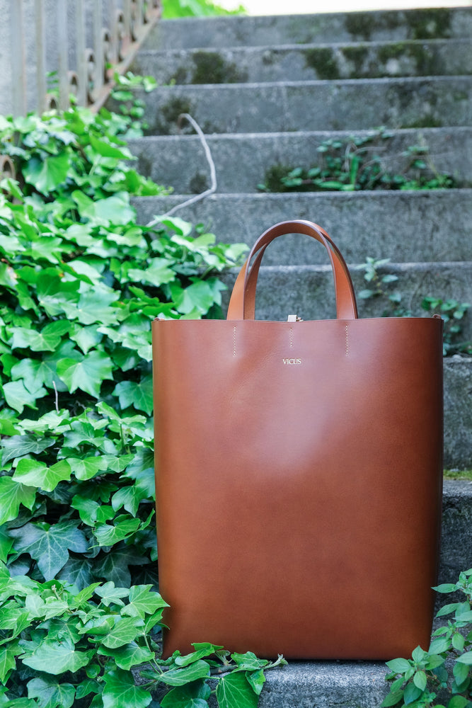 
            
                Load image into Gallery viewer, leather tote bag, leather shopper bag, leather woman bag, men bag, leather everyday carry, shopper bag, crossbody bag, shoulder bag, sustainable leather bag, swissmade bag, handmade tote bag.
            
        