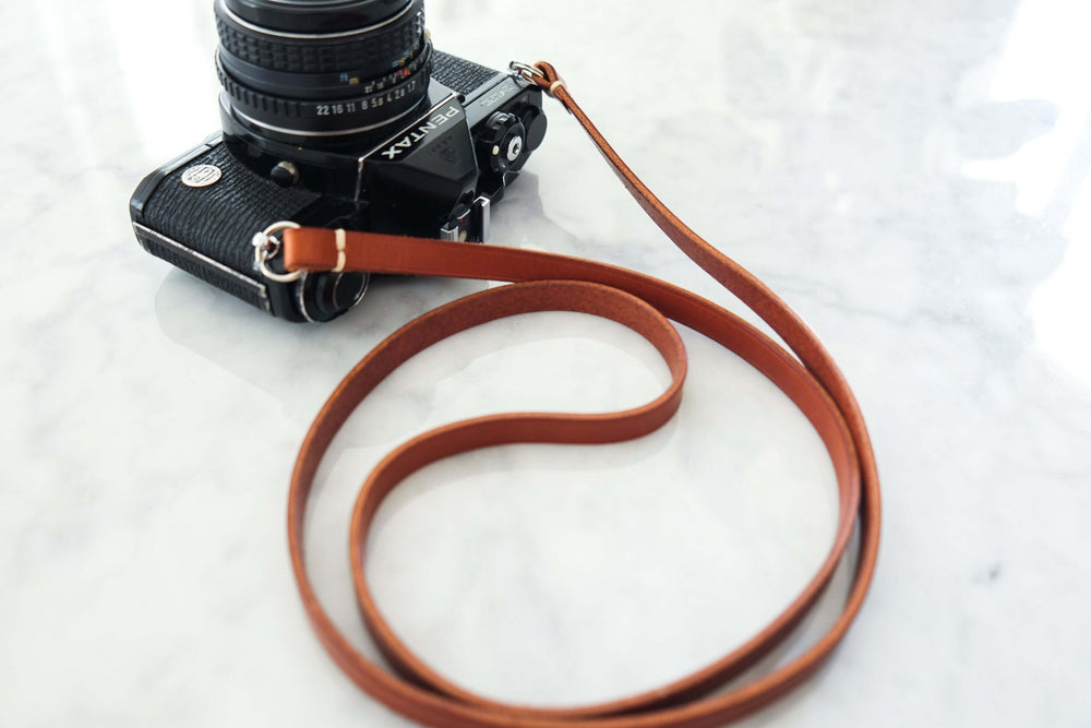 
            
                Load image into Gallery viewer, &amp;#39;LIAN&amp;#39; CAMERA STRAP - Vicus Pelle
            
        